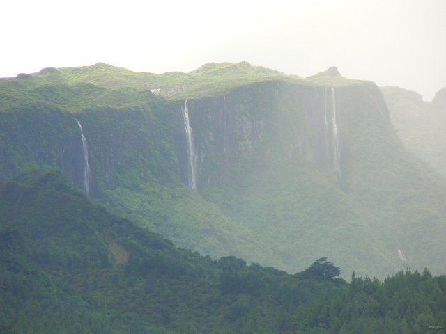 142- Cascades sur le Temehani apres la pluie 